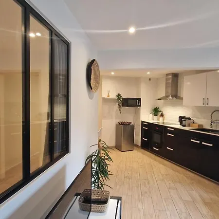 5mn Perfumeries & Old Town, Free Small Parking Apartment